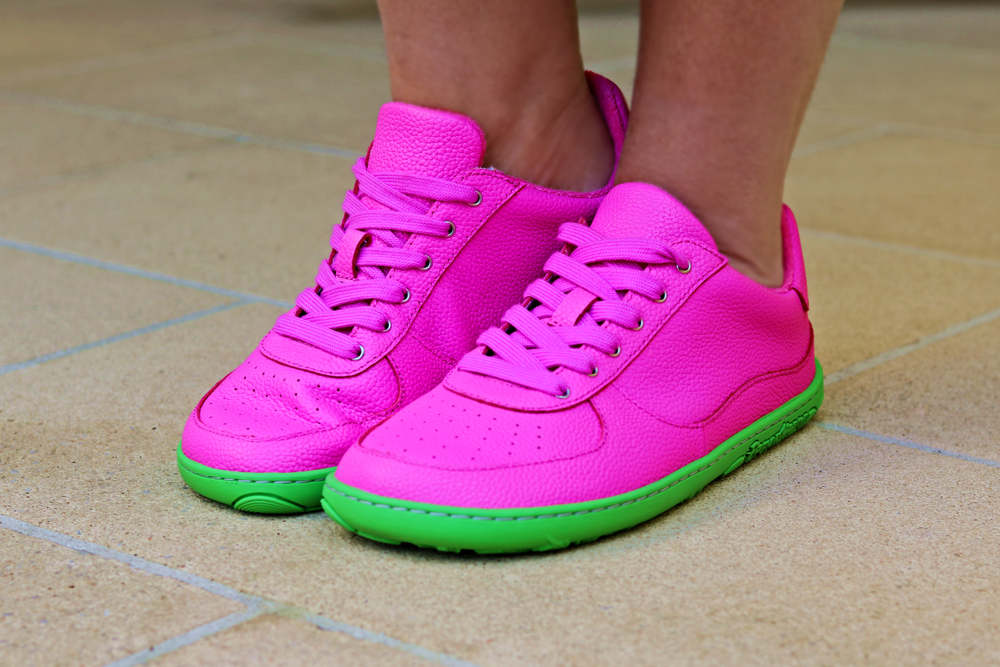 BRIGHT PINK BAREFOOT SNEAKERS ON A GREEN SOLE, WORN BY JEWELCHIC