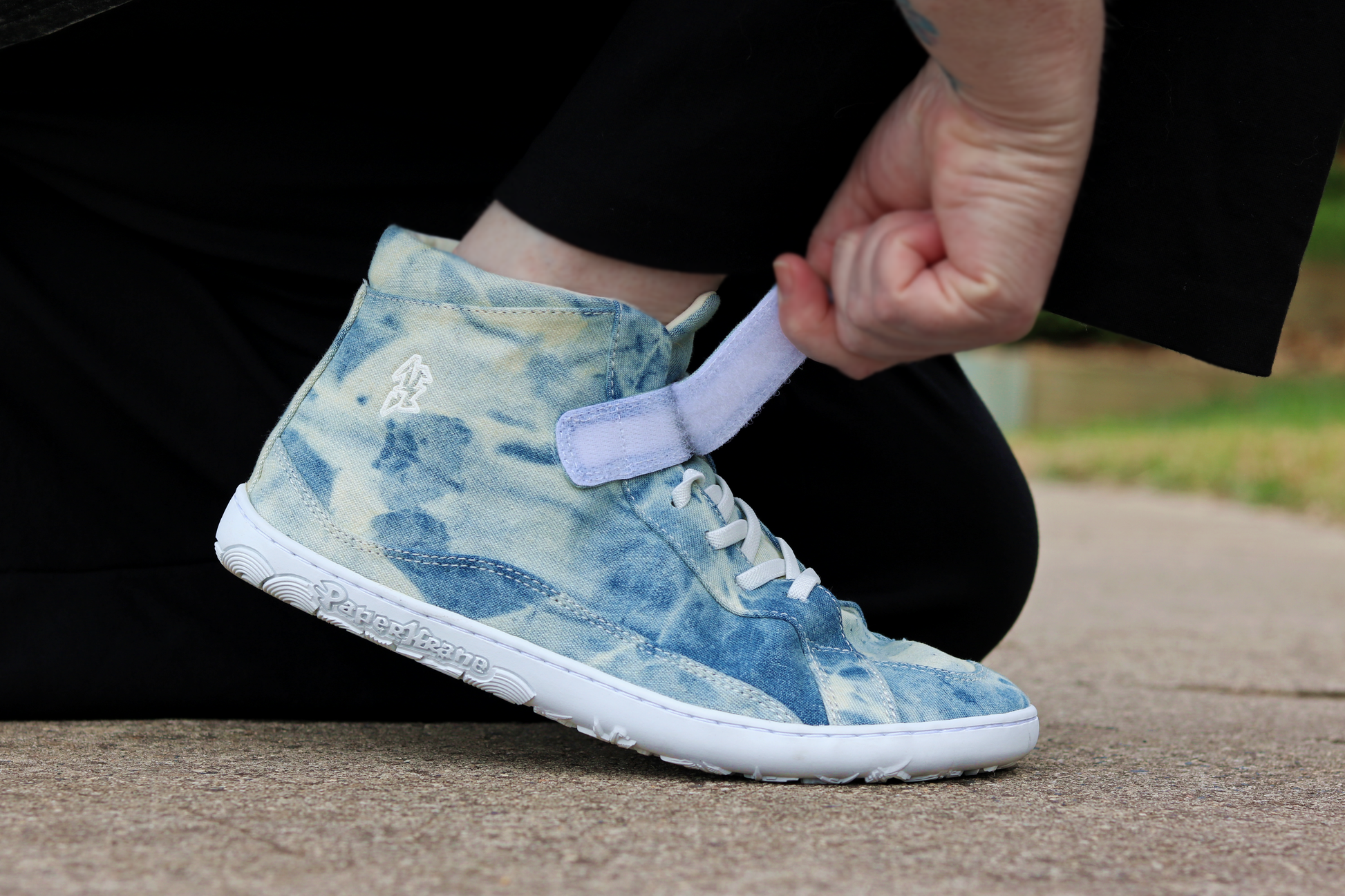 Velcro closure of blue and cream tie dye STONEWASH